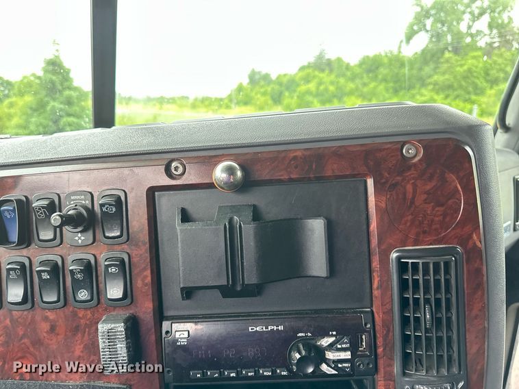 image for item EB2700 2015 Mack CXU613 semi truck