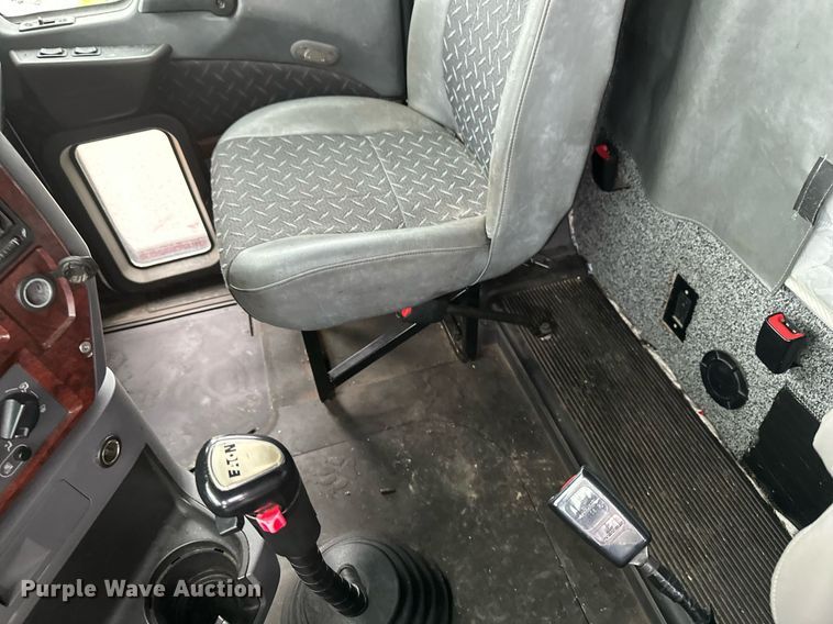 image for item EB2700 2015 Mack CXU613 semi truck