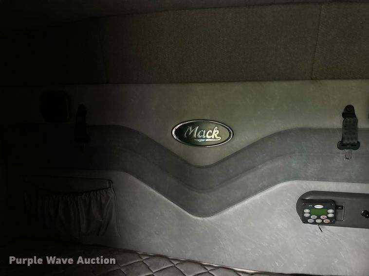 image for item EB2700 2015 Mack CXU613 semi truck