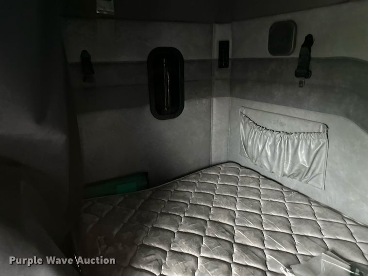 image for item EB2700 2015 Mack CXU613 semi truck