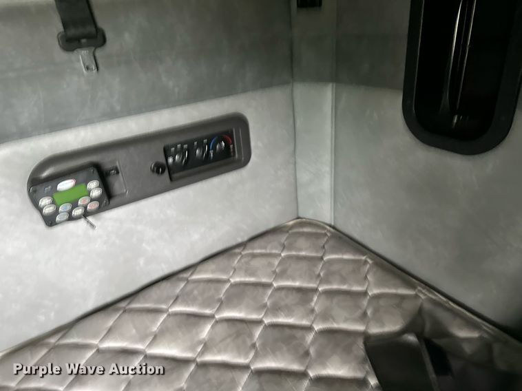 image for item EB2700 2015 Mack CXU613 semi truck