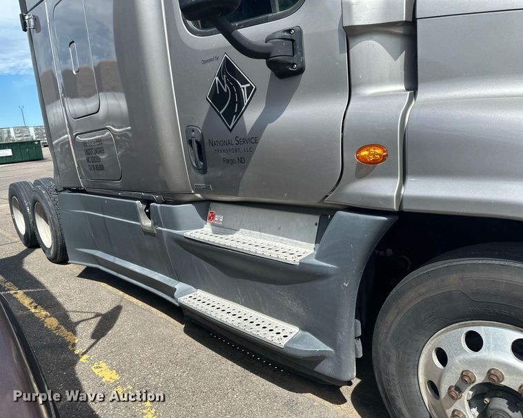 image for item EB2703 2016 Freightliner Cascadia semi truck