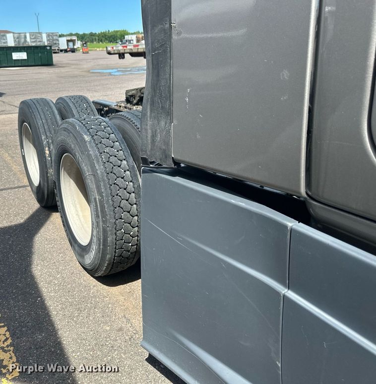 image for item EB2703 2016 Freightliner Cascadia semi truck