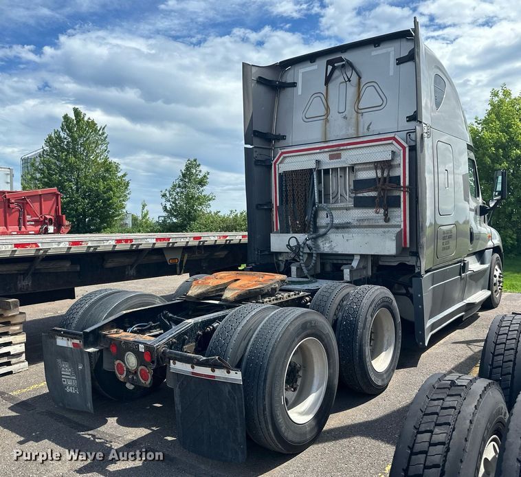 image for item EB2703 2016 Freightliner Cascadia semi truck