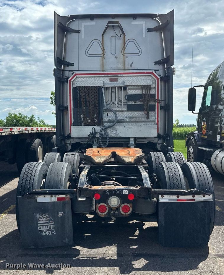 image for item EB2703 2016 Freightliner Cascadia semi truck