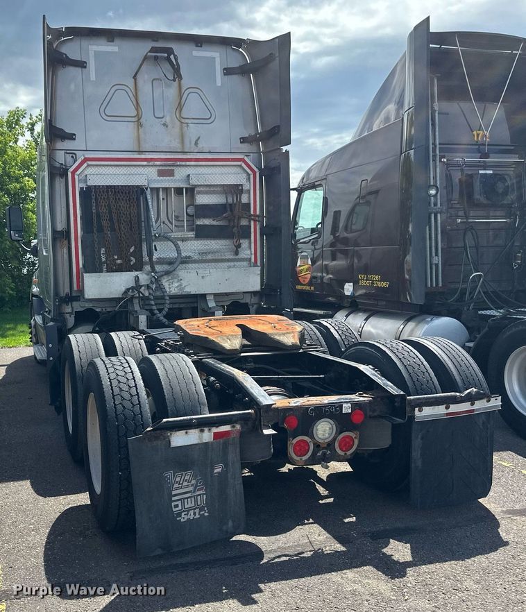 image for item EB2703 2016 Freightliner Cascadia semi truck