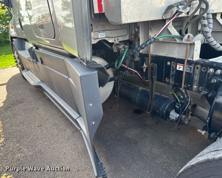 image for item EB2703 2016 Freightliner Cascadia semi truck