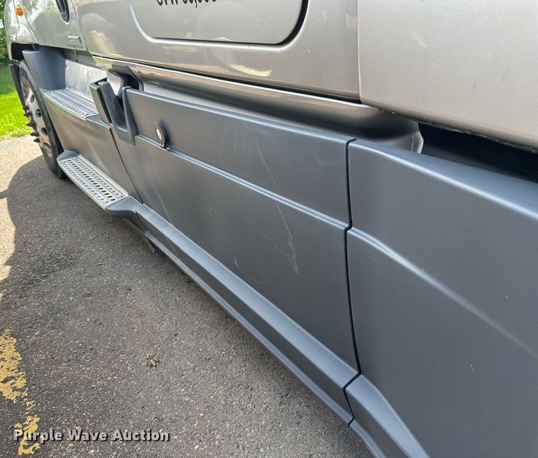 image for item EB2703 2016 Freightliner Cascadia semi truck