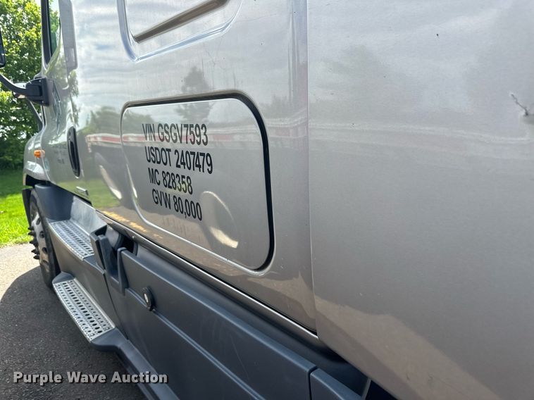 image for item EB2703 2016 Freightliner Cascadia semi truck