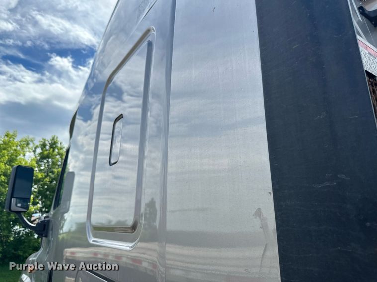 image for item EB2703 2016 Freightliner Cascadia semi truck