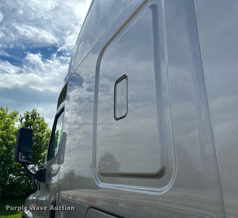 image for item EB2703 2016 Freightliner Cascadia semi truck