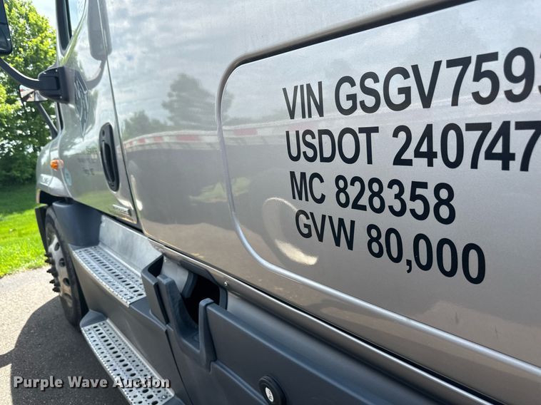 image for item EB2703 2016 Freightliner Cascadia semi truck