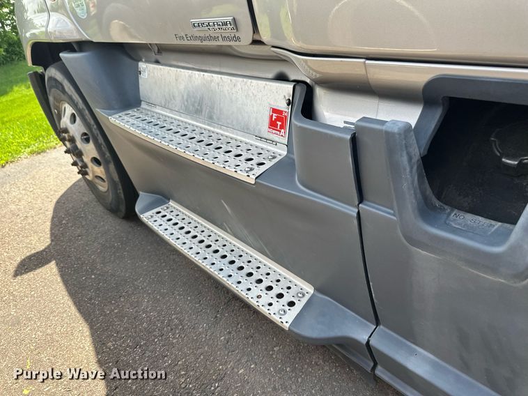 image for item EB2703 2016 Freightliner Cascadia semi truck