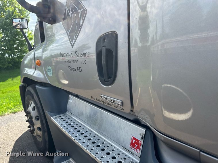 image for item EB2703 2016 Freightliner Cascadia semi truck