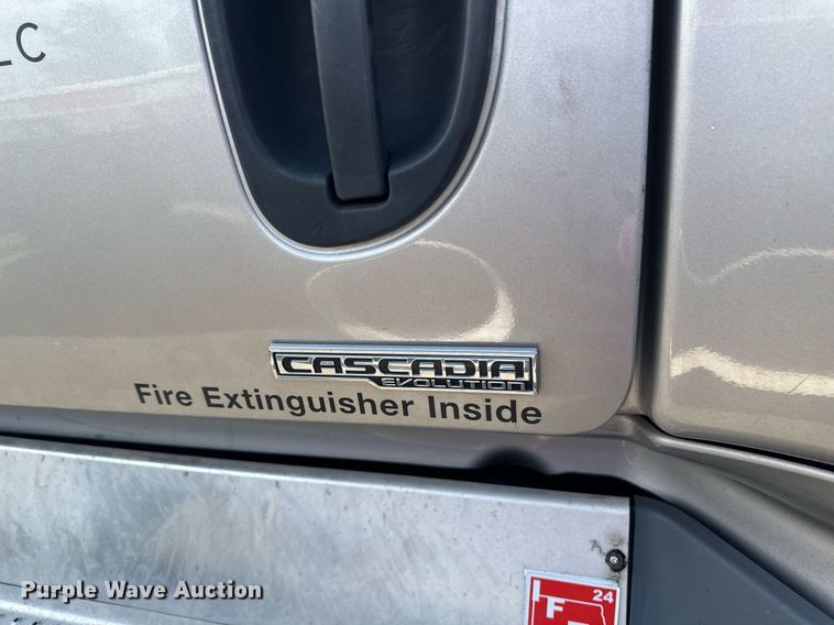 image for item EB2703 2016 Freightliner Cascadia semi truck