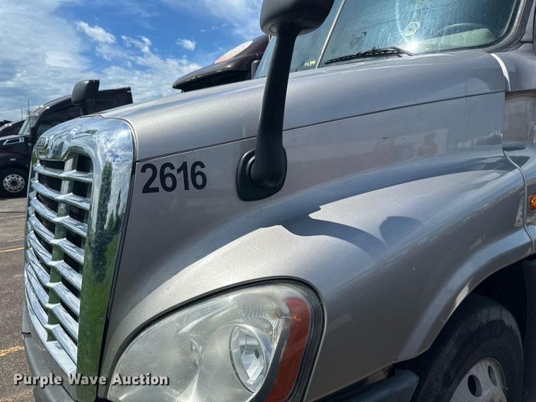 image for item EB2703 2016 Freightliner Cascadia semi truck