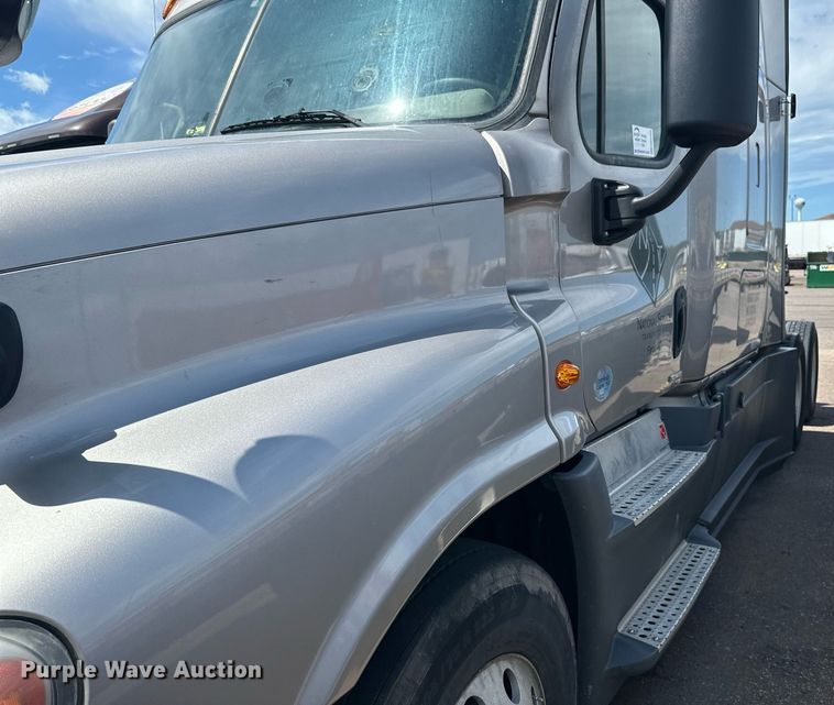 image for item EB2703 2016 Freightliner Cascadia semi truck