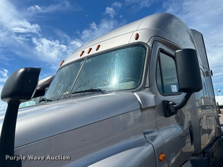 image for item EB2703 2016 Freightliner Cascadia semi truck