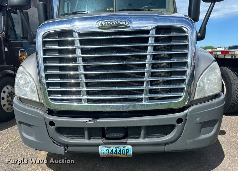 image for item EB2703 2016 Freightliner Cascadia semi truck