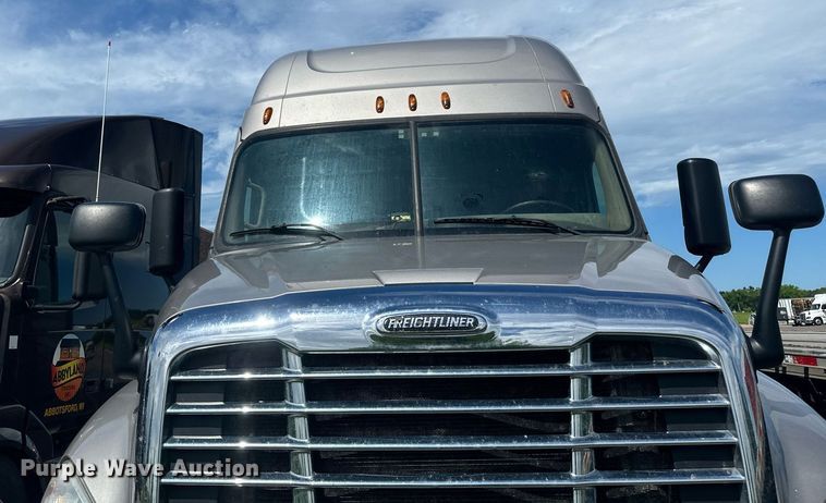 image for item EB2703 2016 Freightliner Cascadia semi truck