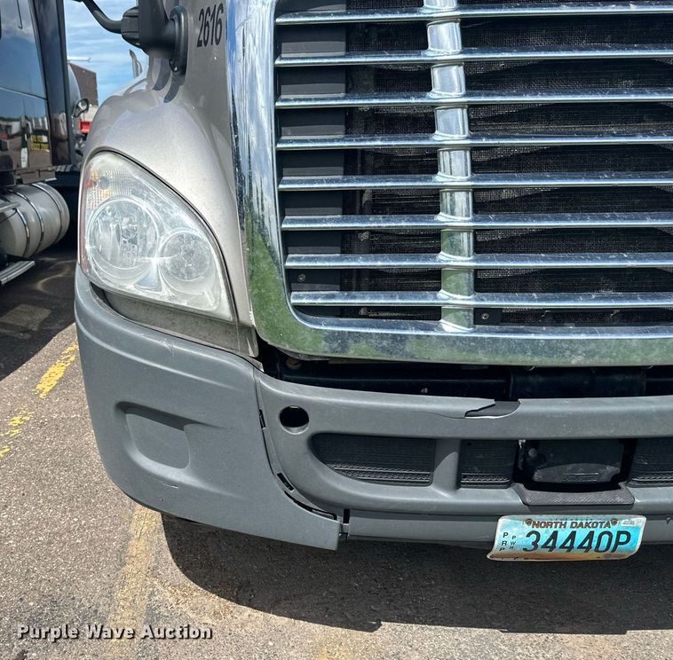image for item EB2703 2016 Freightliner Cascadia semi truck