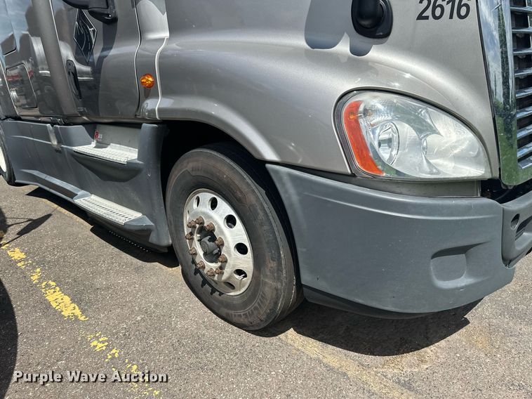image for item EB2703 2016 Freightliner Cascadia semi truck