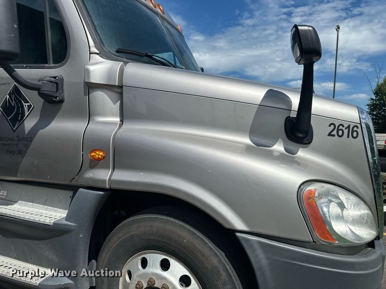 image for item EB2703 2016 Freightliner Cascadia semi truck