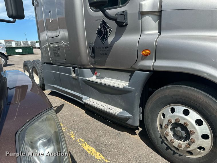 image for item EB2703 2016 Freightliner Cascadia semi truck