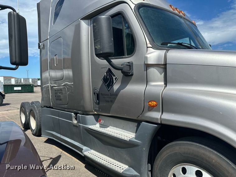 image for item EB2703 2016 Freightliner Cascadia semi truck