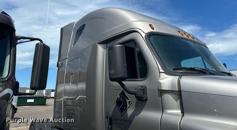 image for item EB2703 2016 Freightliner Cascadia semi truck