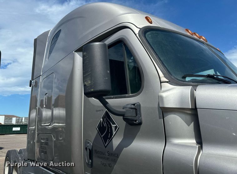 image for item EB2703 2016 Freightliner Cascadia semi truck