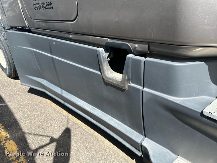 image for item EB2703 2016 Freightliner Cascadia semi truck