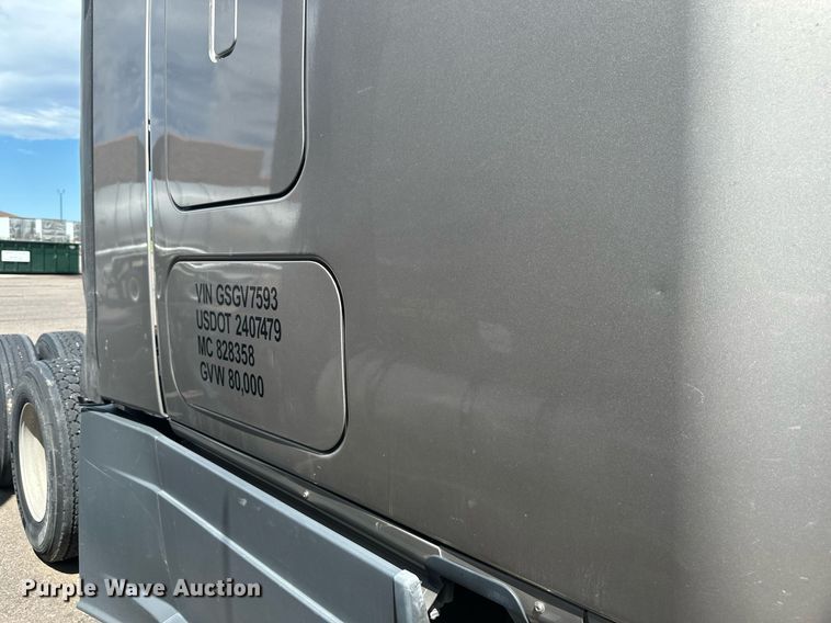 image for item EB2703 2016 Freightliner Cascadia semi truck