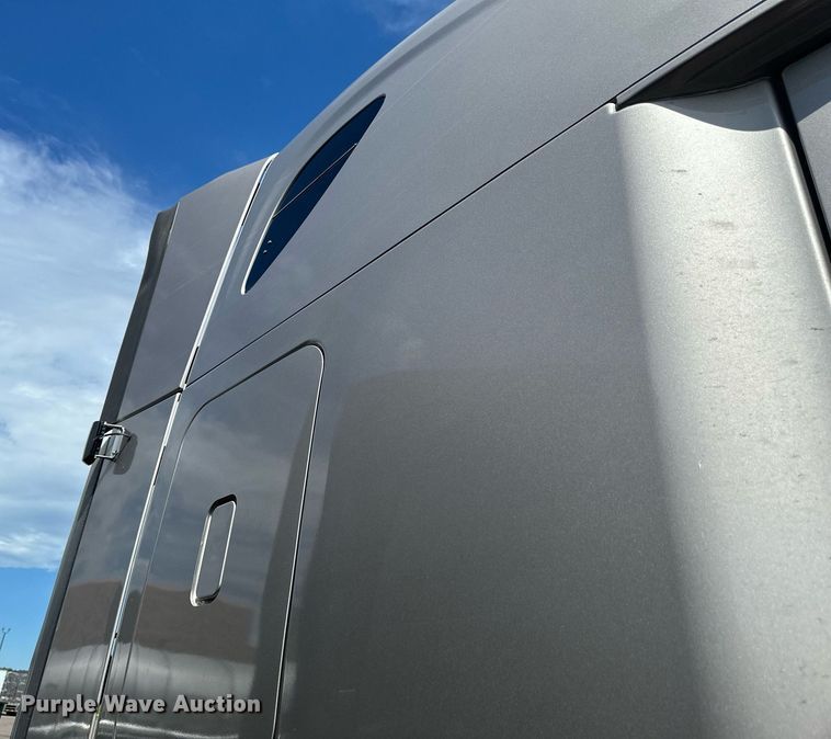 image for item EB2703 2016 Freightliner Cascadia semi truck