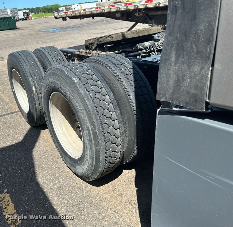 image for item EB2703 2016 Freightliner Cascadia semi truck