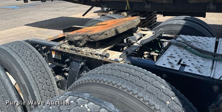 image for item EB2703 2016 Freightliner Cascadia semi truck