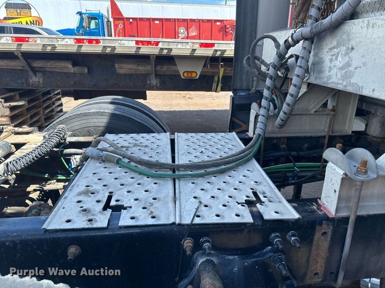 image for item EB2703 2016 Freightliner Cascadia semi truck