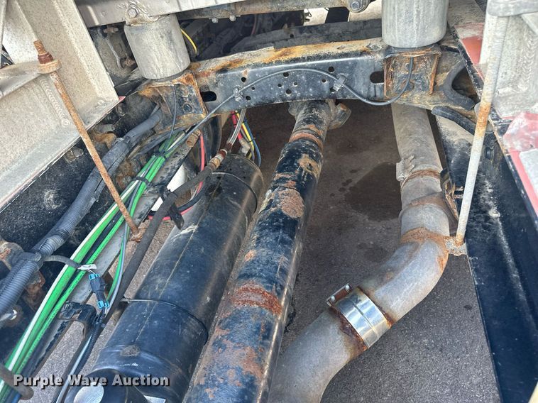 image for item EB2703 2016 Freightliner Cascadia semi truck