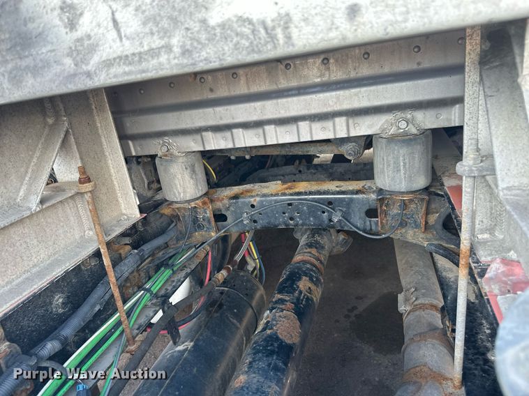 image for item EB2703 2016 Freightliner Cascadia semi truck