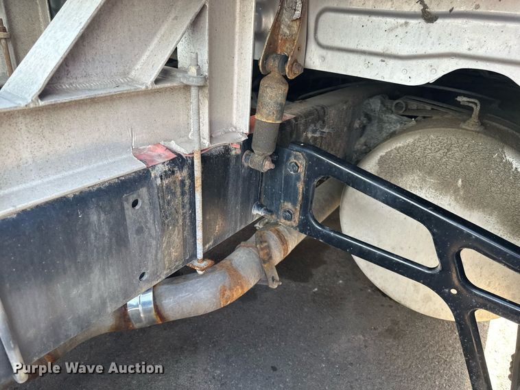 image for item EB2703 2016 Freightliner Cascadia semi truck