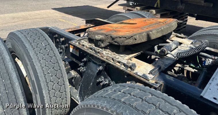 image for item EB2703 2016 Freightliner Cascadia semi truck