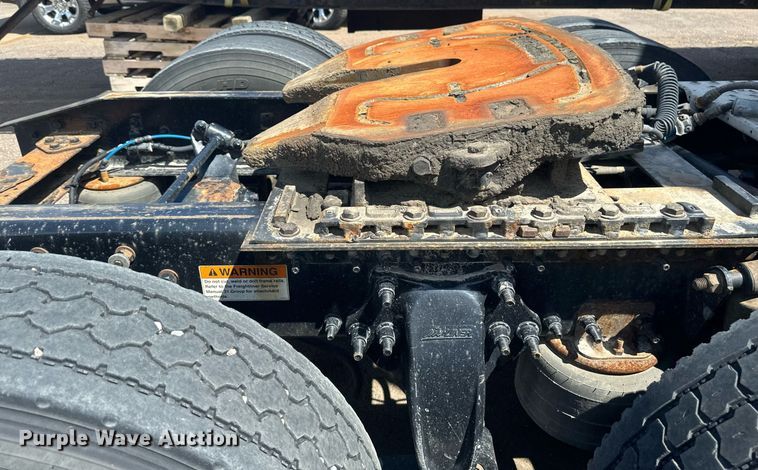 image for item EB2703 2016 Freightliner Cascadia semi truck