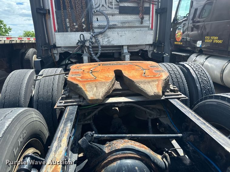 image for item EB2703 2016 Freightliner Cascadia semi truck