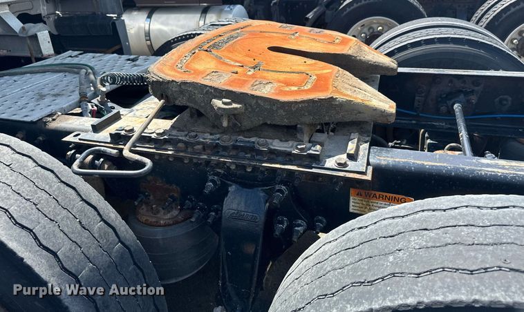 image for item EB2703 2016 Freightliner Cascadia semi truck