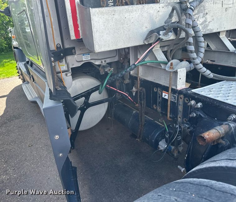 image for item EB2703 2016 Freightliner Cascadia semi truck