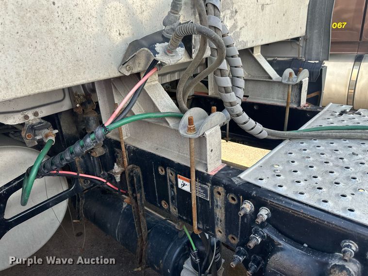 image for item EB2703 2016 Freightliner Cascadia semi truck