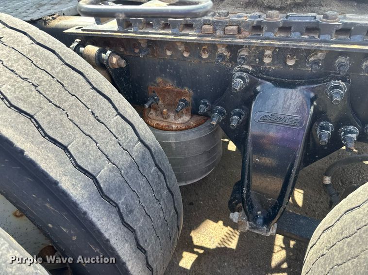 image for item EB2703 2016 Freightliner Cascadia semi truck