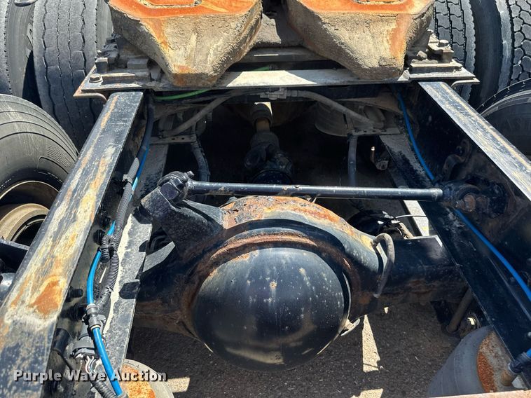 image for item EB2703 2016 Freightliner Cascadia semi truck