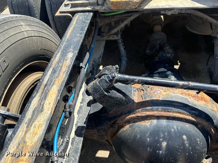 image for item EB2703 2016 Freightliner Cascadia semi truck