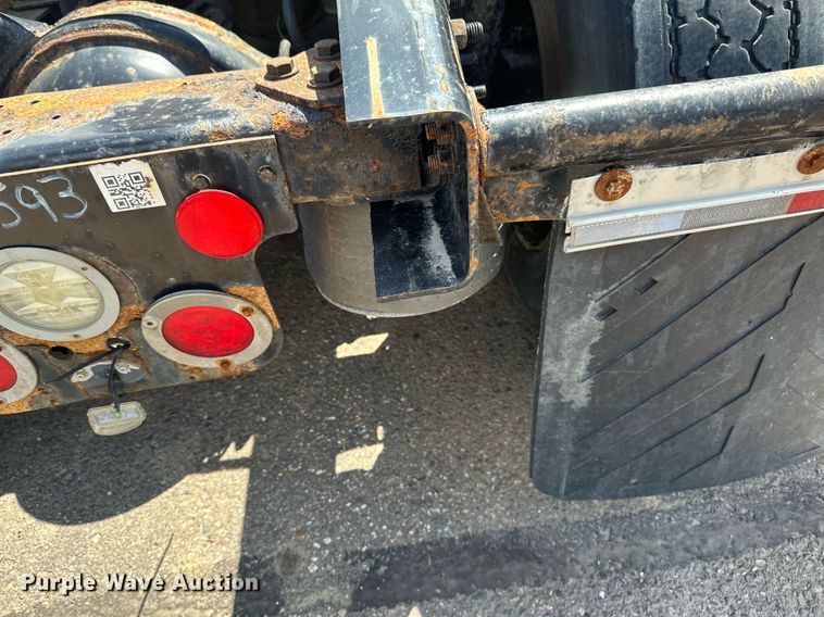 image for item EB2703 2016 Freightliner Cascadia semi truck